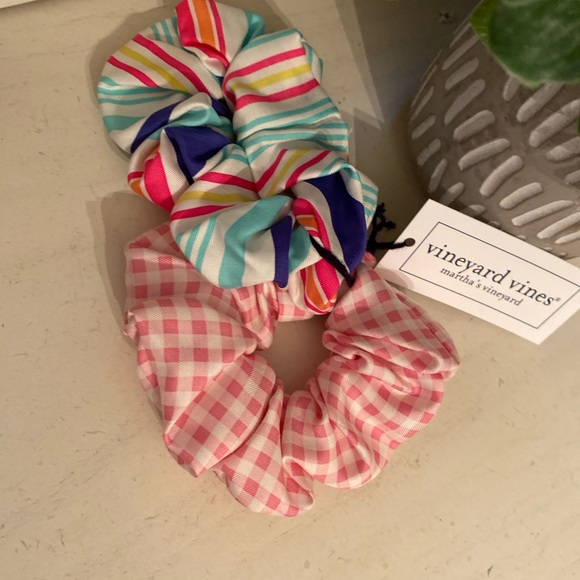 NWT VINEYARD VINES SCRUNCHIES MALIBU PINK - Picture 2 of 2